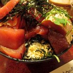 鶴橋まぐろ食堂 - マグロを掘る・・・と丼の奥深くからご飯が出てきた・・・