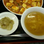 中華 神龍 - スープ＆ザーサイ。
