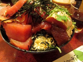 鶴橋まぐろ食堂 - マグロを掘る・・・と丼の奥深くからご飯が出てきた・・・