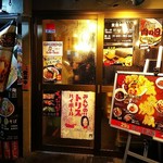 魁 肉盛りつけ麺 六代目 けいすけ - 店の入り口