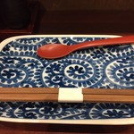 鳥田中 - カウンターのひと揃いです　割り箸ではないところから凡百の店とは違います　木匙は茶碗蒸し用です