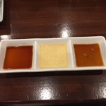 鳥田中 - 湯引きのつけだれが3種　醤油にごま油に出汁です