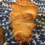 鳥田中 - この皮は厚みがあって噛み応えがあります　ボリュームがあるのでお酒が2合くらい行けそう（笑）