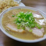 白龍ラーメン - チャーシューメン  厚みのあるチャーシューがなかなか  卓上のラーメンタレで味変を楽しめた