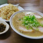 白龍ラーメン - チャーシューメン＆焼き飯 並べるとこんな感じ