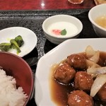 東海苑 - 肉団子の甘酢ランチ。唐揚げは、後からやってきました。