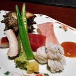 ひのと - 造り盛り合わせ（２皿に分けて供されました）