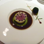 レ セゾン - 仔鳩とフォアグラのパロティーヌのトリュフ風味　葱のピュレに重ねて　緑をまぶした腿肉の小さなパテ