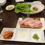 肉小僧 匠 - 銘柄豚の厚切りサムギョプサル