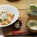 Obon De Gohan - 炙りサーモンのアボカド丼. 1,232円