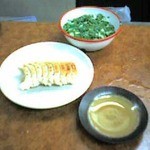 流川 餃子センター - 自慢の焼き餃子。すでに一個食べちゃっています。