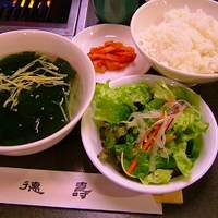 徳壽  - ご飯、わかめスープ、サラダ、キムチ