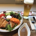 Kentakki Furaido Chikin - ご馳走サラダプレートと生ビール