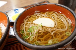 信濃屋 - 2018年5月　木の葉丼（そばセット）の蕎麦。なかなかいい歯ごたえ♪