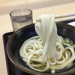 とば作 - がっつり15秒くらい湯煎したのにカチカチやった 笑
      高松市の松下製麺所の麺に似てる