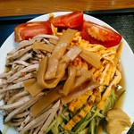 大勝軒 - お皿は20cmほどとそこまでは大きくない。麺は１玉、増減不可。細切りチャーシュー、細切り胡瓜、焼いた玉子、トマトのくし形？切り、メンマ、芥子。