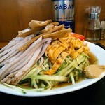 大勝軒 - お皿の縁からの高さは8cmくらい。