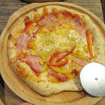サラサ３ - ランチのピザ　パプリカとベーコンとコーンの目玉焼きトマトソースピザ