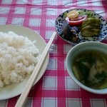 Toraya - ご飯(大盛り)。平皿で提供です。