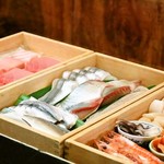 魚よし - 毎日仕入れた新鮮な魚が入ったネタケースです。