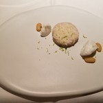 ル　ピニョン - ・フォアグラにココナッツの実をまぶしてもの＆ライムとメレンゲのソース添え