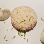 ル　ピニョン - ・フォアグラにココナッツの実をまぶしてもの＆ライムとメレンゲのソース添え