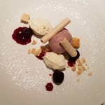 ル　ピニョン - デザート、甘さ抑えてアメリカンチェリーとクリームチーズのすばらしいコンビネーション