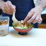 とよ常 - りゅうきゅう丼、制作中