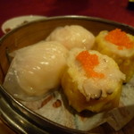 Li Yen - 左はブリッとした海老がゴロゴロ詰まった海老蒸し餃子、右は蟹肉蒸し焼売