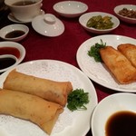 Li Yen - 左は鶏肉と野菜のあんが入った春巻き、右が名物のマンゴーと海老の春巻き