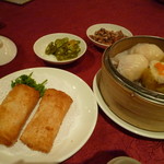 Li Yen - サクサクしたフライ風春巻きの中はトロッとしたマンゴーと海老、熱々の蒸し点心