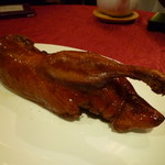 Li Yen - うやうやしくワゴンで運ばれてきたのは、こんがり色づいた北京ダック（半身）