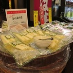 京つけもの 打田漬物 - 試食でバランスを考えつつ