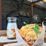 パティシエ エス コヤマ - 白桃のクリームパイ540円と小山ぷりん324円