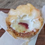 パティシエ エス コヤマ - 白桃パイの中にはberryソース