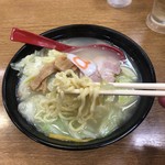 8番らーめん - 麺リフトしてみました