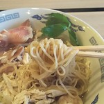 寿製麺よしかわ - 【限定2】鶏と水と雲吞と　麺リフト