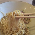 寿製麺よしかわ - いわしそば　麺リフト