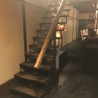 Cucina Italiana 東洞 - 階段を登ってテーブルへ