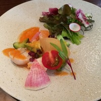 ビストロ ニドワゾォー - 華やかで洗練された盛り付け、帆立貝柱とモッツァレラ、桃のマリネ