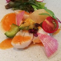 ビストロ ニドワゾォー - レアな帆立にフルーティな桃とミルキーなモッツァレラ、トマトと西瓜のガスパチョソース