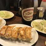 來々軒 - 餃子と中瓶。お疲れ自分。