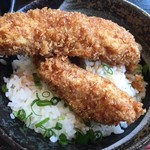 わだ泉 竹の山店 - 醤油カツ丼　バッチリのボリューム＆インパクトはもちろん、さっぱりといただける醤油ダレが最高！！薬味を付けて食べたり、ダシでお茶漬けにしたりと、名古屋名物ひつまぶしのような食べ方ができ、味変が楽しめるのがまたいいっ◎　2018/04/14