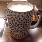 陶器ジョッキでビール。冷えてます。