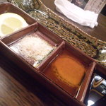 揚がりたての串を、このﾀﾚがおすすめですよ、と串の持ち手を向けてくれます。