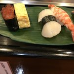 岩佐寿し - 車海老、平貝、そのあと続けて玉子とイクラが提供されました。車海老が絶品でした（╹◡╹）。平貝も、貝にこだわるお店らしく、美味でしたが、刺身でいただいた方がいいのでは、という感想です。。。