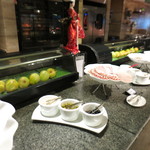 MANDARIN ORCHARD SINGAPORE - インテリア　ブッフェコーナー