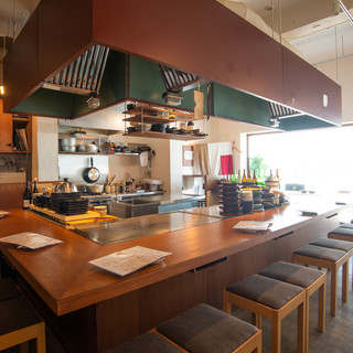 A space with only counter seats where you can enjoy a live teppanyaki show up close.