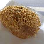 まずは、あられがパン生地のトッピングされた「宮崎」を食べてみることに。