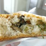 たま木亭 - 中には塩気が効いた地鶏焼きと、青ネギがたっぷり！食べてみると、うん！確かに「宮崎」かも！と、思える惣菜パンでした。